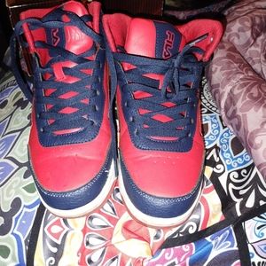 Fila sneakers size 5 boys size